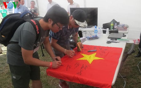 Các bạn sinh viên Việt Nam tại châu Âu kí tên vào quốc kì.
